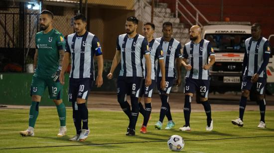 Los jugadores de Universidad Católica saltan al campo de juego del estadio Bellavista de Ambato, por la Fecha 4 de la LigaPro, el 13 de agosto de 2021.