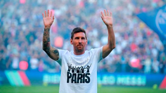 Lionel Messi saluda a la afición del PSG en Parque de los Príncipes, durante su presentación previo al encuentro contra el Estrasburgo, el 14 de agosto de 2021.