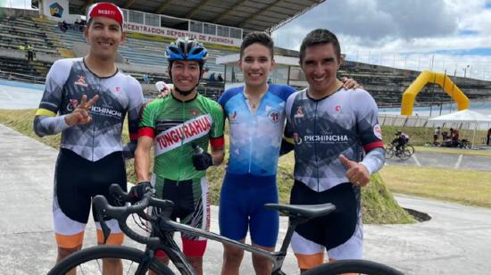 Erick Caiza (de verde), durante un entrenamiento en Quito antes del Campeonato Panamericano de Ruta. 