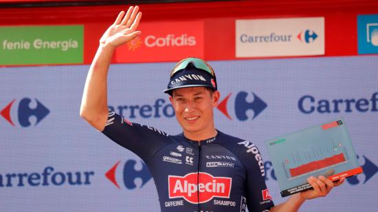 El ciclista belga del Alpecin Fenix, Jasper Philipsen celebra en el podio su victoria en la segunda etapa de la Vuelta a España, de 166,7 kilómetros, entre Caleruega y Burgos. EFE/ Manuel Bruque