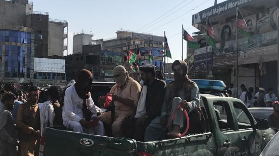 Militantes talibanes a la entrada de la ciudad de Jalalabad, el 15 de agosto de 2021.