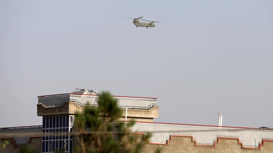 Un helicóptero Chinook de la Fuerza Aérea de EEUU sobrevuela Kabul, Afganistán, este 15 agosto 2021. 