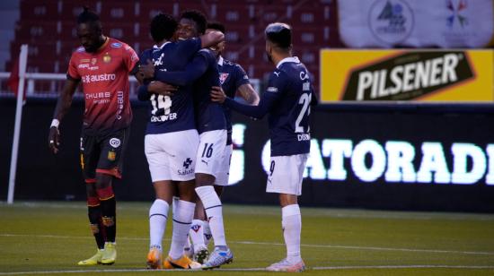 Los jugadores de Liga de Quito celebran uno de los goles marcados frente al Deportivo Cuenca, el domingo 15 de agosto de 2021.
