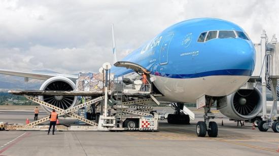 Un avión de la aerolínea KLM llegó al aeropuerto de Quito, el 16 de agosto de 2021, con 101.760 dosis de la vacuna de AstraZeneca.