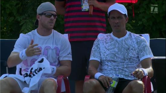 Escobar y Behar conversan durante el partido de primera ronda en el Masters 1.000 de Cincinnati, el 16 de agosto de 2021.