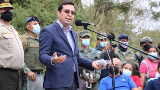 El gobernador de Manabí, Juan Francisco Núñez, en una reunión con los comuneros en Montecristi, el 16 de agosto de 2021.