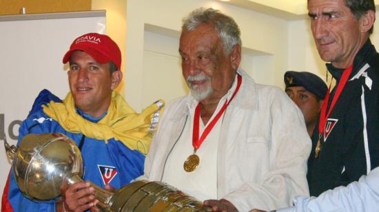 Patricio Urrutia, Rodrigo Paz y Edgardo Bauza en su arribo a Quito, el 3 de julio de 2008, después de la final de la Copa Libertadores ante Fluminense.