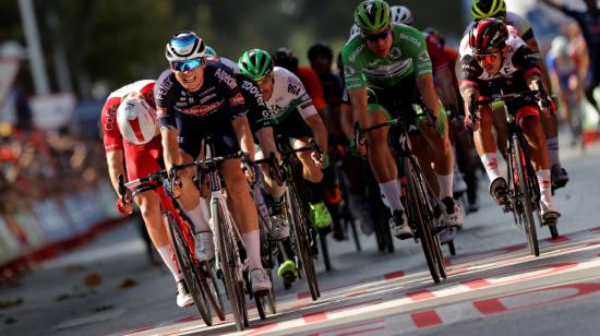 El belga Jasper Philipsen (azul) se lleva la victoria en la quinta etapa de la Vuelta a España, el miércoles 18 de agosto de 2021. 