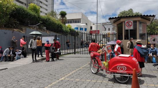 Familiares de pacientes del Hospital Eugenio Espejo, el 18 de agosto de 2021.