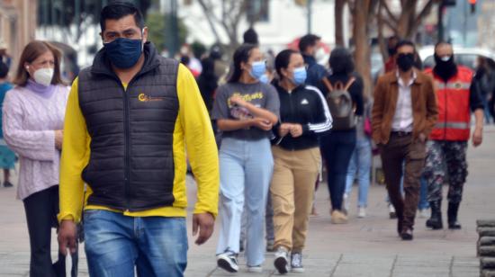 Ciudadanos caminan por una calle del Centro Histórico de Cuenca, el 18 de agosto de 2021.