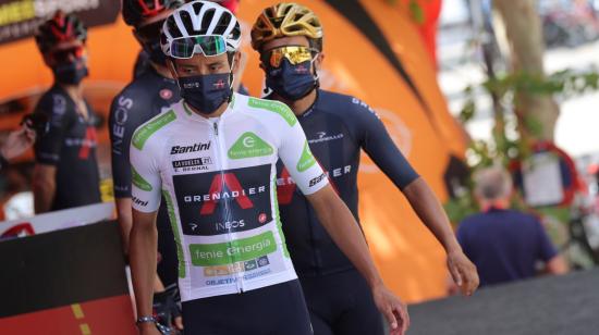 Los corredores del Ineos Grenadiers Egan Bernal y Richard Carapaz, antes de tomar la partida en la Etapa 6 de la Vuelta a España, el jueves 19 de agosto de 2021.