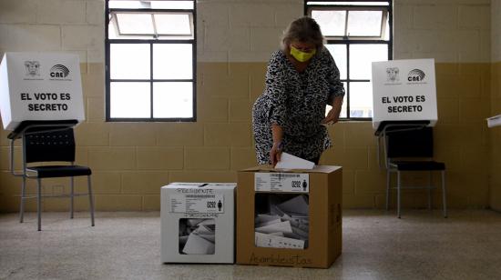 Una ciudadana deposita su voto en la primera vuelta electoral, este 7 de febrero de 2021, en la Universidad Agraria, en Guayaquil.