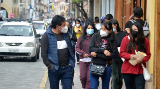 Personas caminan en las calles del Centro Histórico de Cuenca, el 18 de agosto de 2021.