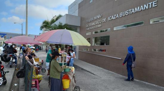 Personas en las afueras del Hospital Francisco de Icaza Bustamante, de Guayaquil, el 19 de agosto de 2021.