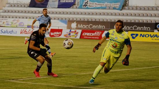 El arquero de Macará, Joaquín Pucheta, cubre una pelota en el partido ante Mushuc Runa, en Ambato, el 20 de agosto de 2021.