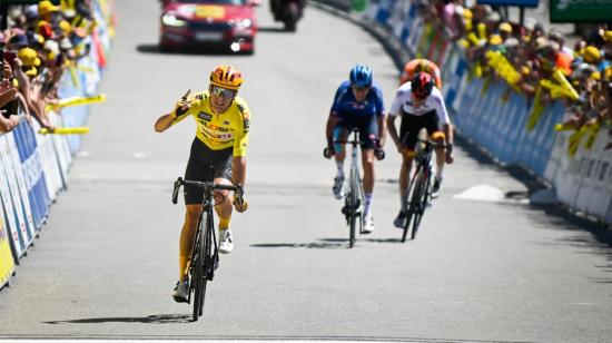 El ciclista noruego, Tobias Johannessen, celebra al ganar la Etapa 8 del Tour de l'Avenir el sábado 21 de agosto de 2021.