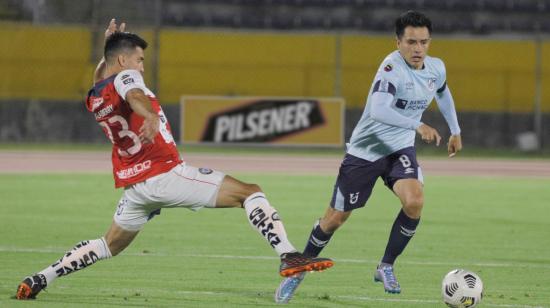 Diego Armas domina un balón frente a Horacio Salaberry, en la Fecha 5  de la segunda etapa de la LigaPro, el sábado 21 de agosto de 2021.