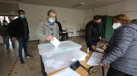 Un hombre vota durante la consulta ciudadana presidencial del pacto Unidad Constituyente (UC), el 21 de agosto de 2021.