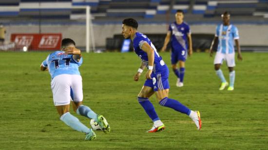 Joao Rojas de Emelec disputa una pelota con Joan Cortéz de 9 de Octubre en el partido del sábado 21 de agosto de 2021, en la LigaPro.