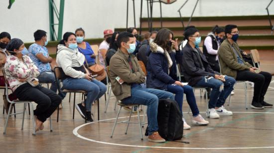 Personas esperan la aplicación de una de las dosis de la vacuna contra el Covid-19, el 18 de agosto de 2021, en Cuenca.