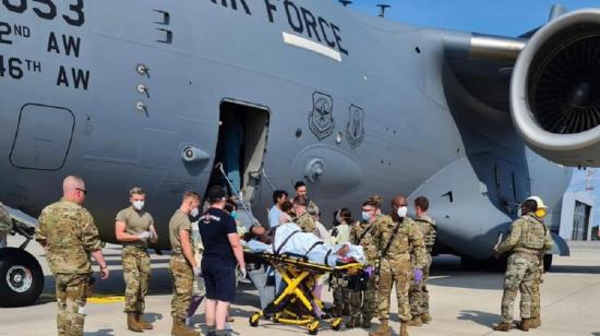 Mujer afgana mientras era atendida por personal de la Fuerza Aérea de Estados Unidos, el 21 de agosto de 2021. 