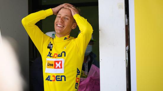 Tobias Johannessen, con el maillot amarillo al término de la última etapa del Tour de l'Avenir, el 22 de agosto de 2021. 