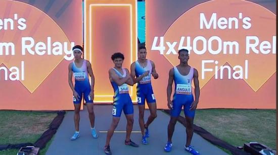 El equipo ecuatoriano, después de la final de relevos 4x400 metros en el Mundial Sub 20 de Atletismo, el 22 de agosto de 2021, en Nairobi, Kenya. 