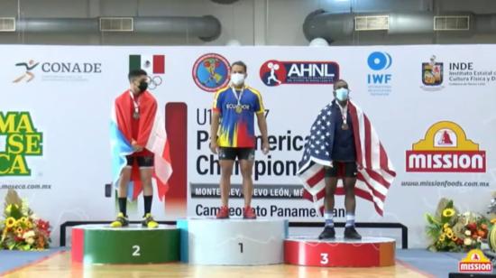 David Guadamud, en el podio del Campeonato Panamericano de Halterofilia, en Monterrey, México, el 20 de agosto de 2021. 