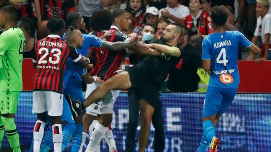 Hinchas del Niza se enfrentan a los jugadores del Marsella en el Allianz Rivera, el 22 de agosto de 2021. 