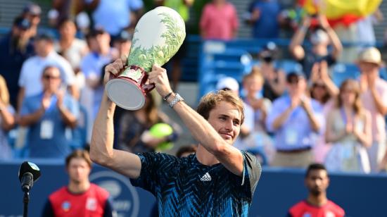 Alexander Zverev, con el trofeo del Masters 1000 de Cincinnati, el 22 de agosto de 2021. 