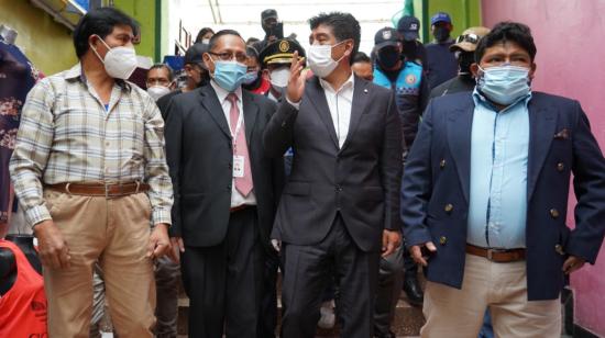 El alcalde de Quito, Jorge Yunda, (centro), durante un recorrido en el mercado Chiriyacu, en el sur de la ciudad, el 18 de agosto de 2021.