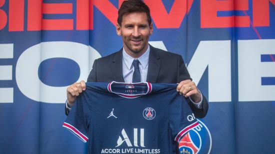 Lionel Messi muestra la camiseta Nike, con el logo Air Jordan, durante su presentación en París, el 11 de agosto de 2021. 