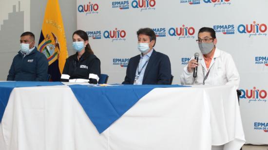 Autoridades de la Epmaps, durante una rueda de prensa, el 23 de agosto de 2021.