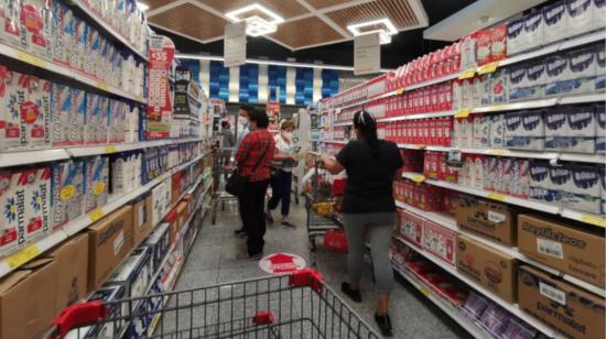 Personas hacen compras en un supermercado del norte de Quito, el 16 de julio de 2021. 