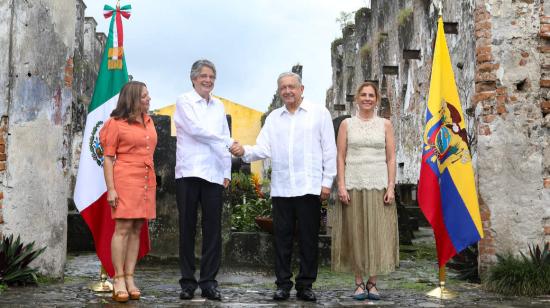 Los presidentes de Ecuador, Guillermo Lasso, y de México, Andrés López Obrador, junto a sus esposas, durante en evento de conmemoración por los 200 años de la firma del Tratado de Córdoba, el 24 de agosto de 2021.