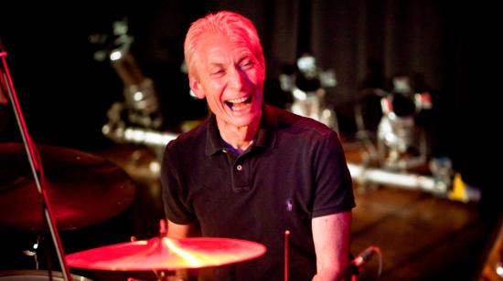 El músico inglés Charlie Watts fallece a los 80 años.