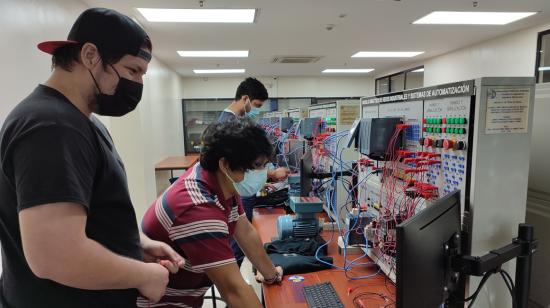 Estudiantes de la Universidad Salesiana en uno de sus laboratorios, el 5 de agosto de 2021.