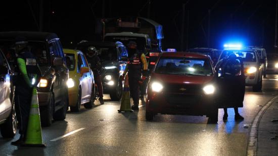 Agentes de tránsito controlaron los ingresos a Guayaquil, la noche del 31 de marzo de 2021.