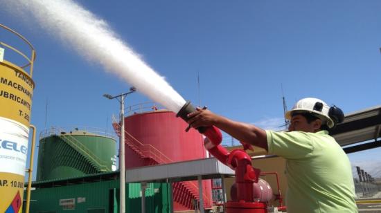 Un trabajador de Celec durante sus actividades en la Central Térmica Jaramijó, en 2017.