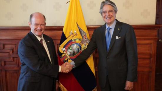 El presidente Guillermo Lasso (der.) y Chris Coons, senador estadounidense, luego de una reunión en Carondelet, el 27 de agosto de 2021.