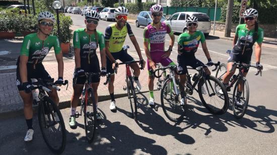 Miryam Núñez con el uniforme del Liro Sport y con la bandera tricolor como actual campeona nacional de Ecuador, en un entrenamiento en Italia, antes de correr en el Giro de la Toscana.