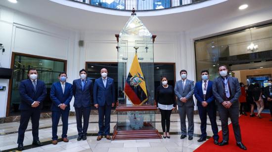 El vicepresidente, Alfredo Borrero (centro), durante la entrega de los documentos de propiedad del edificio de la Vicepresidencia de la República, el 26 de agosto de 2021.