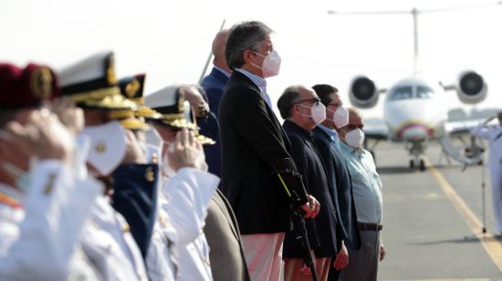 El presidente  Guillermo Lasso, fue despedido con honores militares en la base aérea de Guayaquil, desde donde viajó hacia Estados Unidos el 20 de junio de 2021.