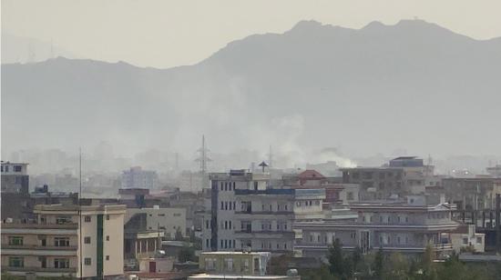 Una nube de humo se evidencia cerca del aeropuerto Hamid Karzai, de Kabul, luego de un segundo atentado, el 29 de agosto de 2021. 