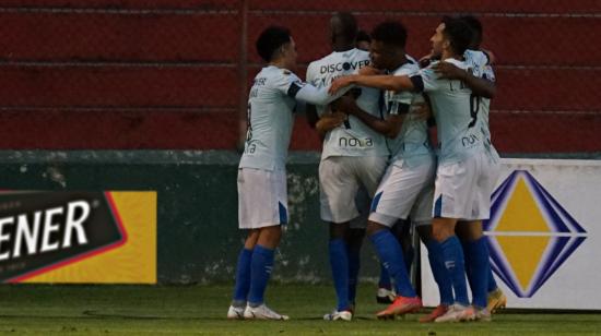 Los jugadores de la Universidad Católica celebran uno de los goles en la victoria ante el Macará, el domingo 29 de agosto de 2021. 