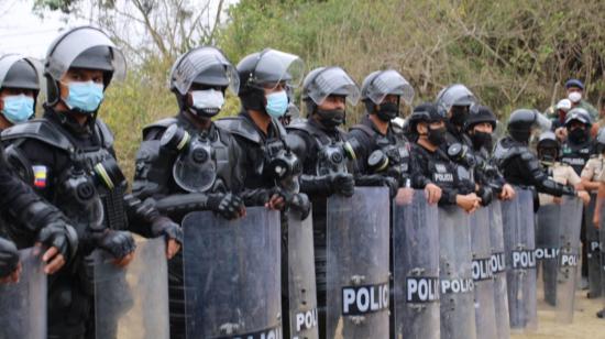 Agentes de la Policía custodian el ingreso al cerro de Montecristi, donde se ubicará un radar para el control aéreo.