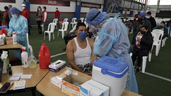 Un trabajador de la empresa Adelca recibe la vacuna contra el Covid-19, el 30 de agosto de 2021.