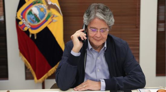 El presidente Guillermo Lasso duranta la llamada telefónica con su par chino, Xi Jinping, el 29 de agosto de 2021.