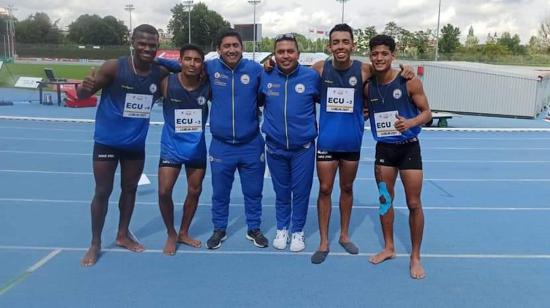 El equipo ecuatoriano de relevos, después de su participación en el Mundial de Atletismo para Sordos, en Polonia, el 28 de agosto de 2021. 