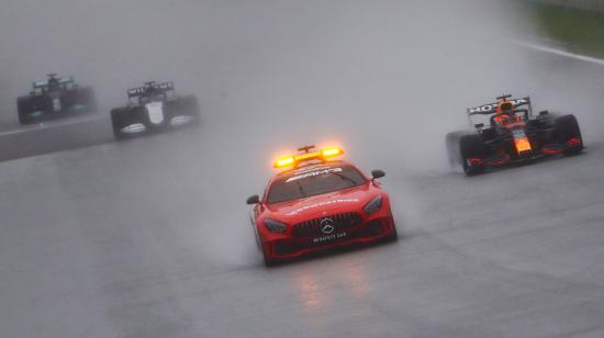 El coche de seguridad lidera a los vehículos de la Fórmula 1 durante el Gran Premio de Bélgica en el circuito de Spa-Francorchamps, el domingo 29 de agosto de 2021.